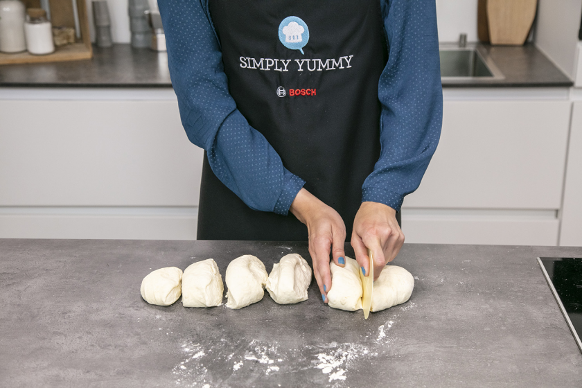 Pide Teig wird in 6 Portionen geschnitten.