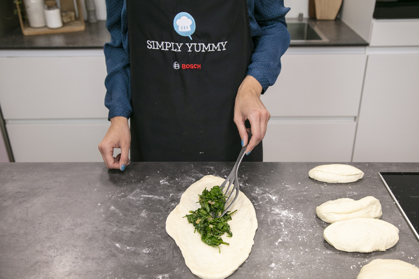 Die Pide Füllung wird mittig auf dem Teig verteilt.