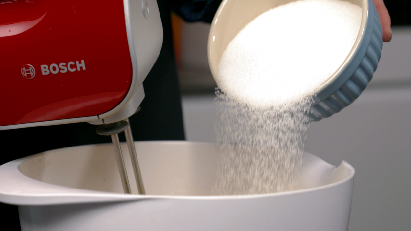 Für den Teig des Piñata Kuchens werden Eier mit Zucker schaumig geschlagen.