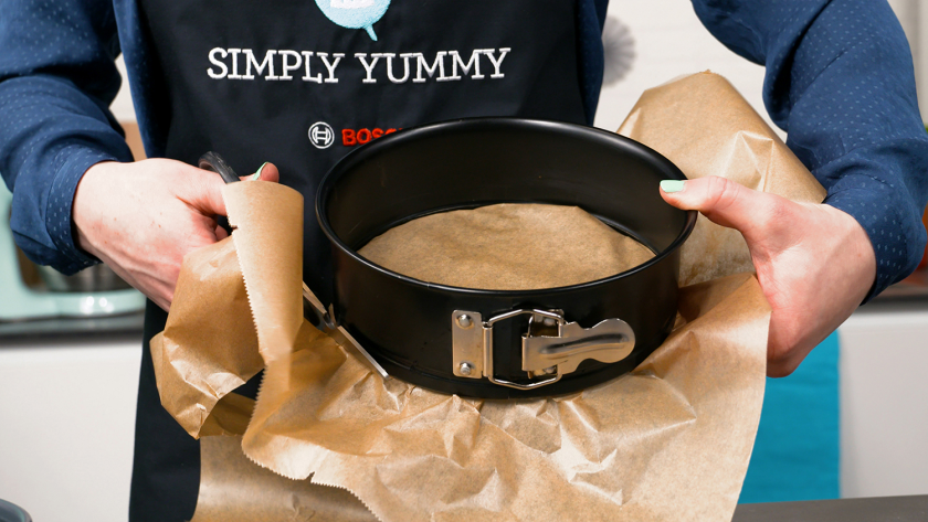 Für den Piñata Kuchen wird eine Springform mit Backpapier ausgekleidet.