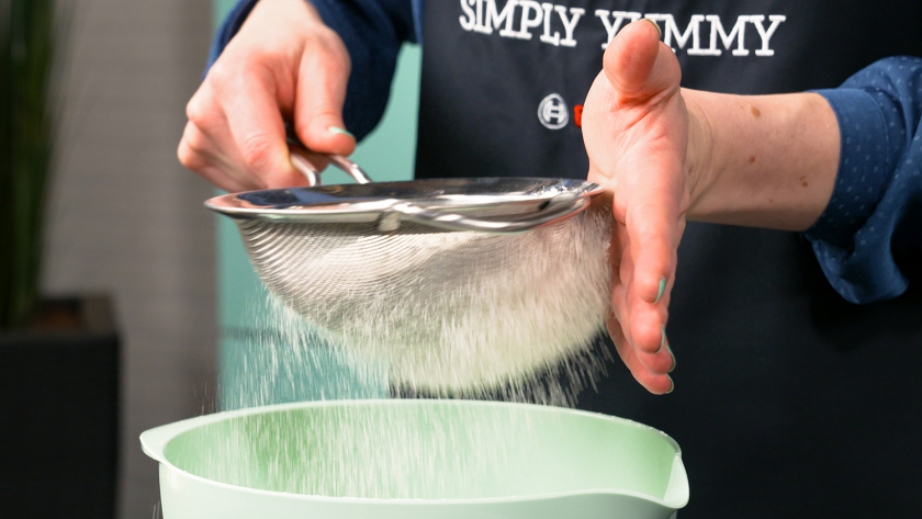 die trockenen Zutaten für den Piñata Kuchen werden in eine Schüssel gesiebt.