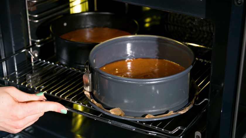 Die Böden für den Piñata Kuchen werden im Ofen gebacken.