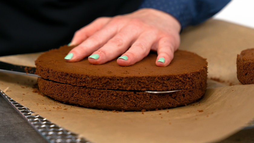 Ein Boden für den Piñata Kuchen wird quer halbiert.