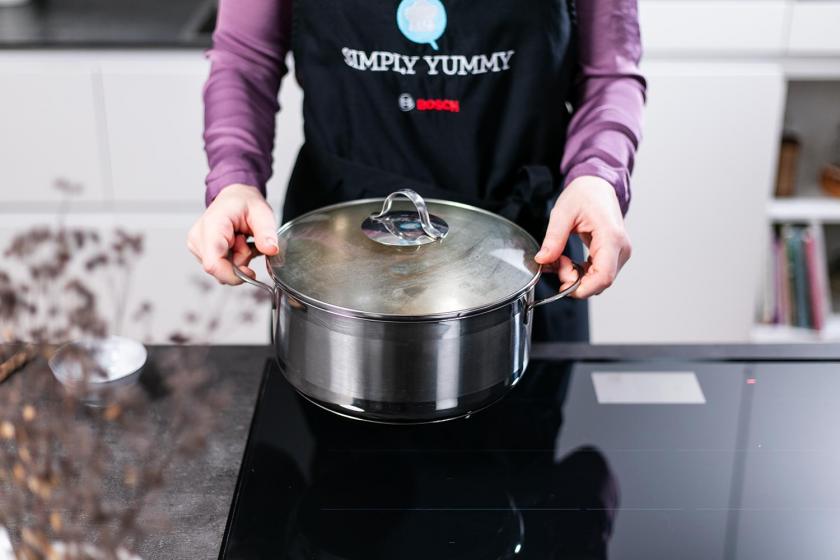 Der Topf mit Popcorn wird gerüttelt.