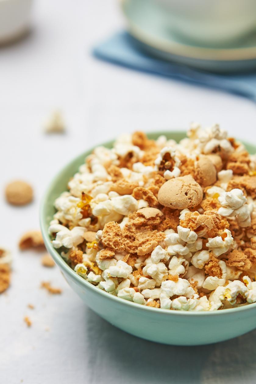 Popcorn süß in einer Schüssel.