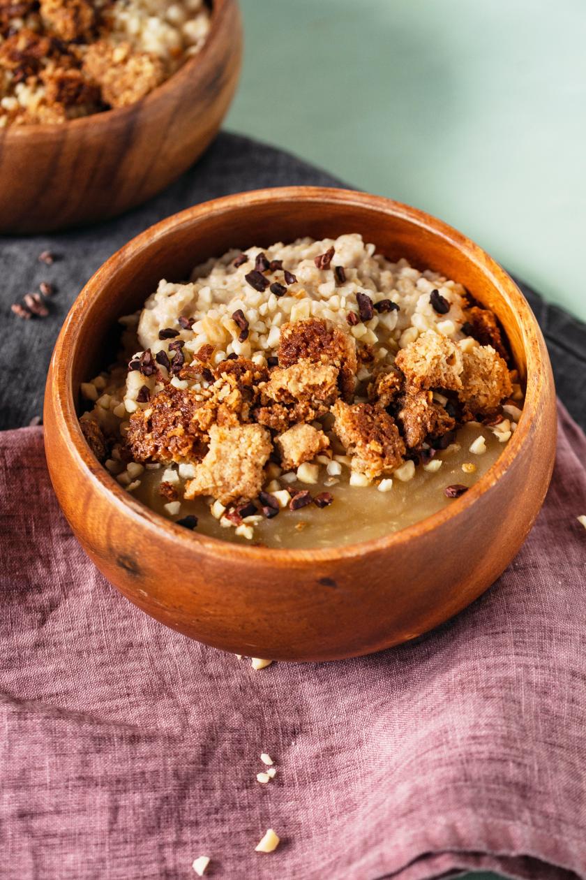 Porridge Bowl mit Kompott und Toppings in einer Schale.