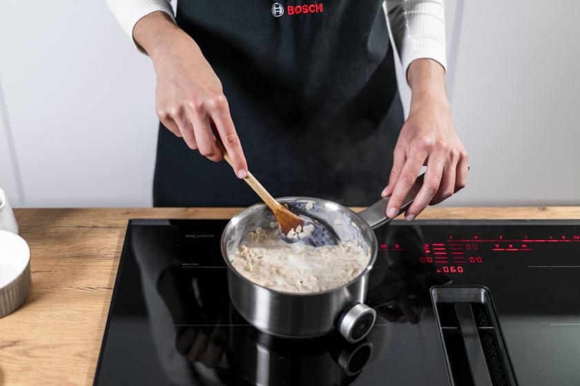 Porridge wird nach Grundrezept in einem Topf erhitzt.