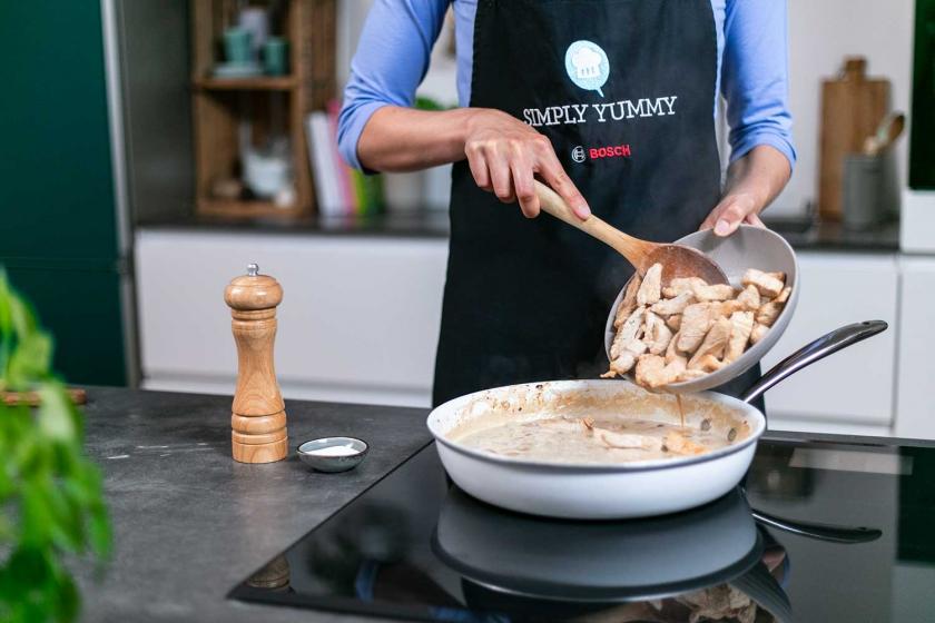 Putengeschnetzeltes wird zurück in die Pfanne mit Soße gegeben.