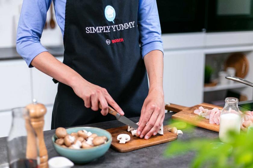 Pilze werden geviertelt.