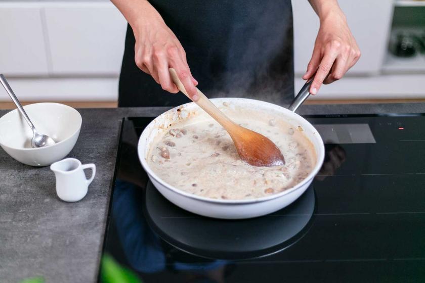 Die Soße des Putengeschnetzeltem wird aufgekocht.