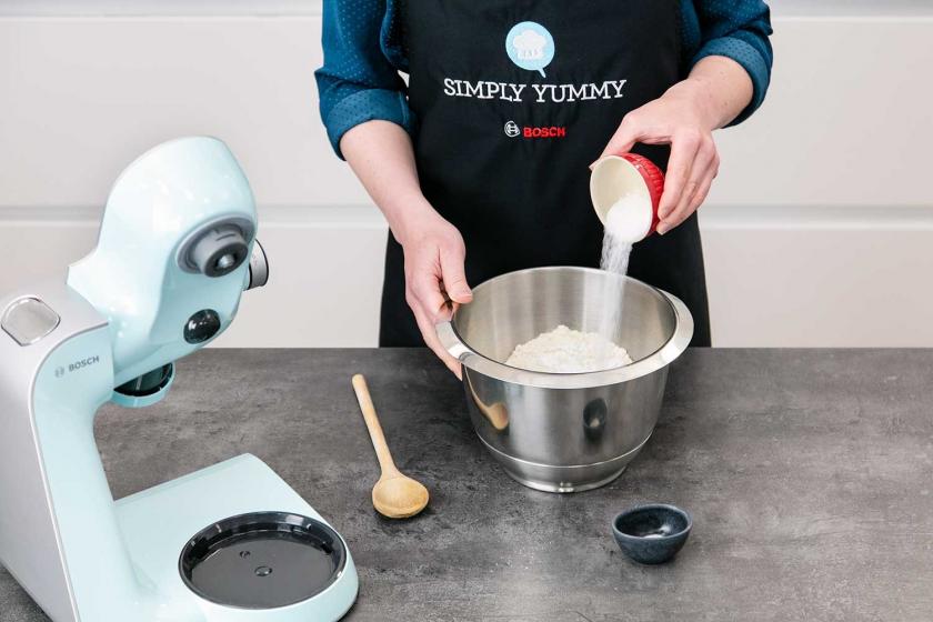 Trockene Zutaten für Quark-Öl-Teig vermengen.