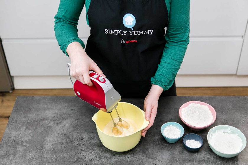 Für die Quarkbällchen werden Eier mit Zucker in einer Rührschüssel mit einem Mixer schaumig geschlagen.