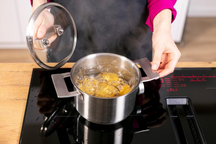 Für die Quarkkeuchlchen werden Pellkartoffeln gekocht.