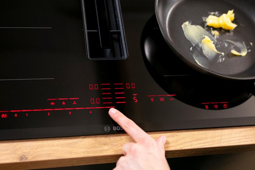 Butterschmalz wird in einer Pfanne erhitzt, der Herd wird eingeschaltet.