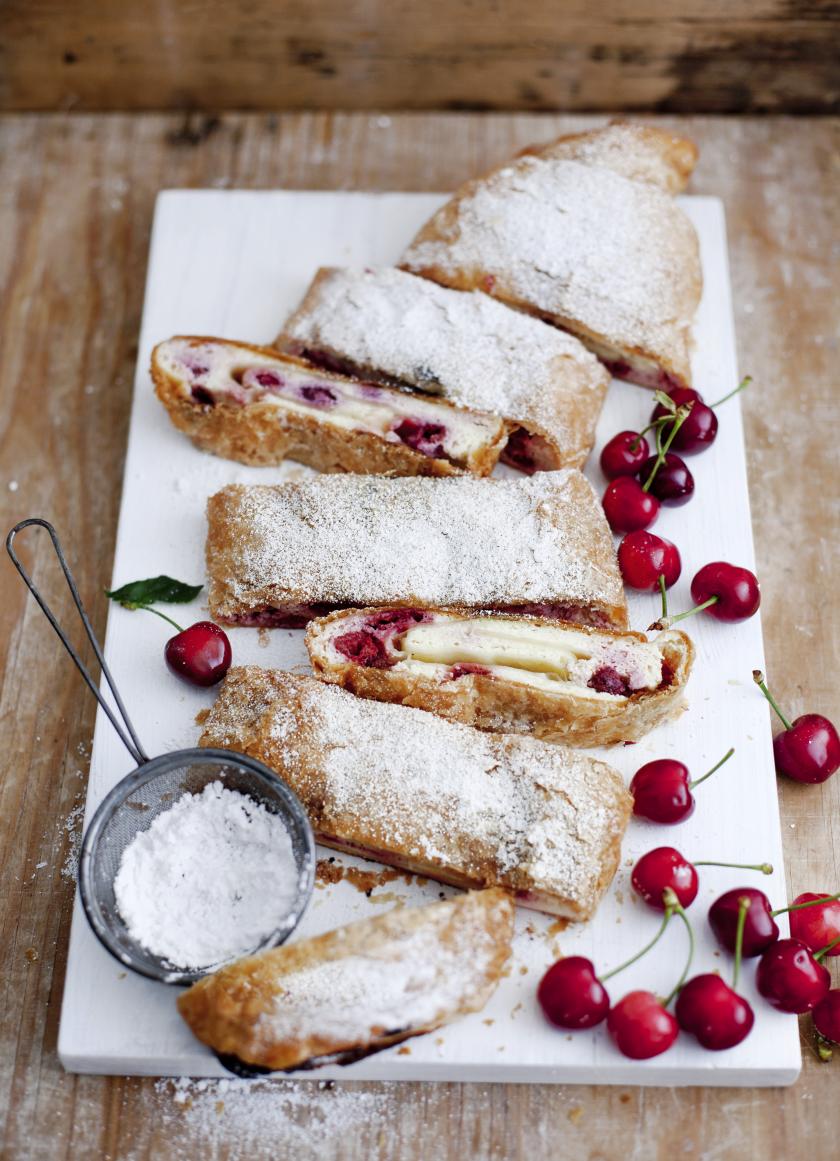 Quarkstrudel mit Kirschen | Rezepte von Simply Yummy