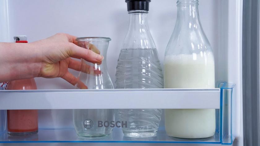 Wasser wird in den Kühlschrank gestellt.