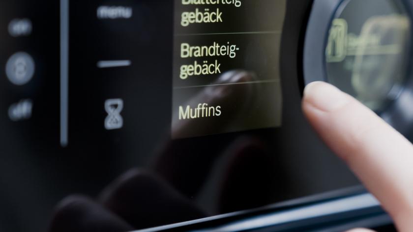 Der Backofen wird eingestellt.