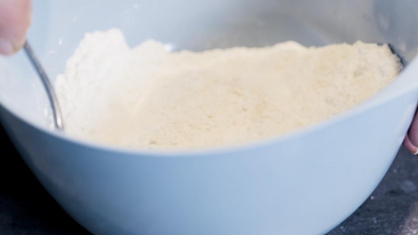 Mehl in einer Rührschüssel.