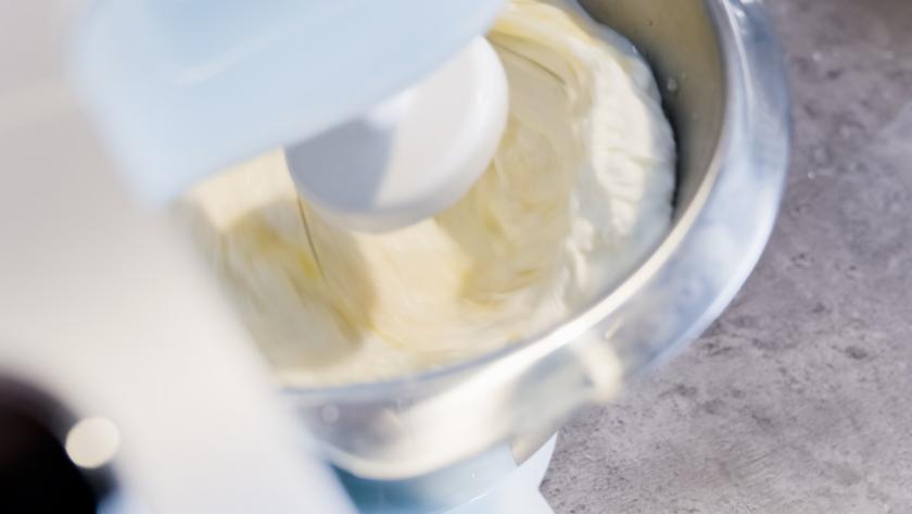 Der Teig für die Raffaello-Muffins wird in einer Küchenmaschine gerührt.