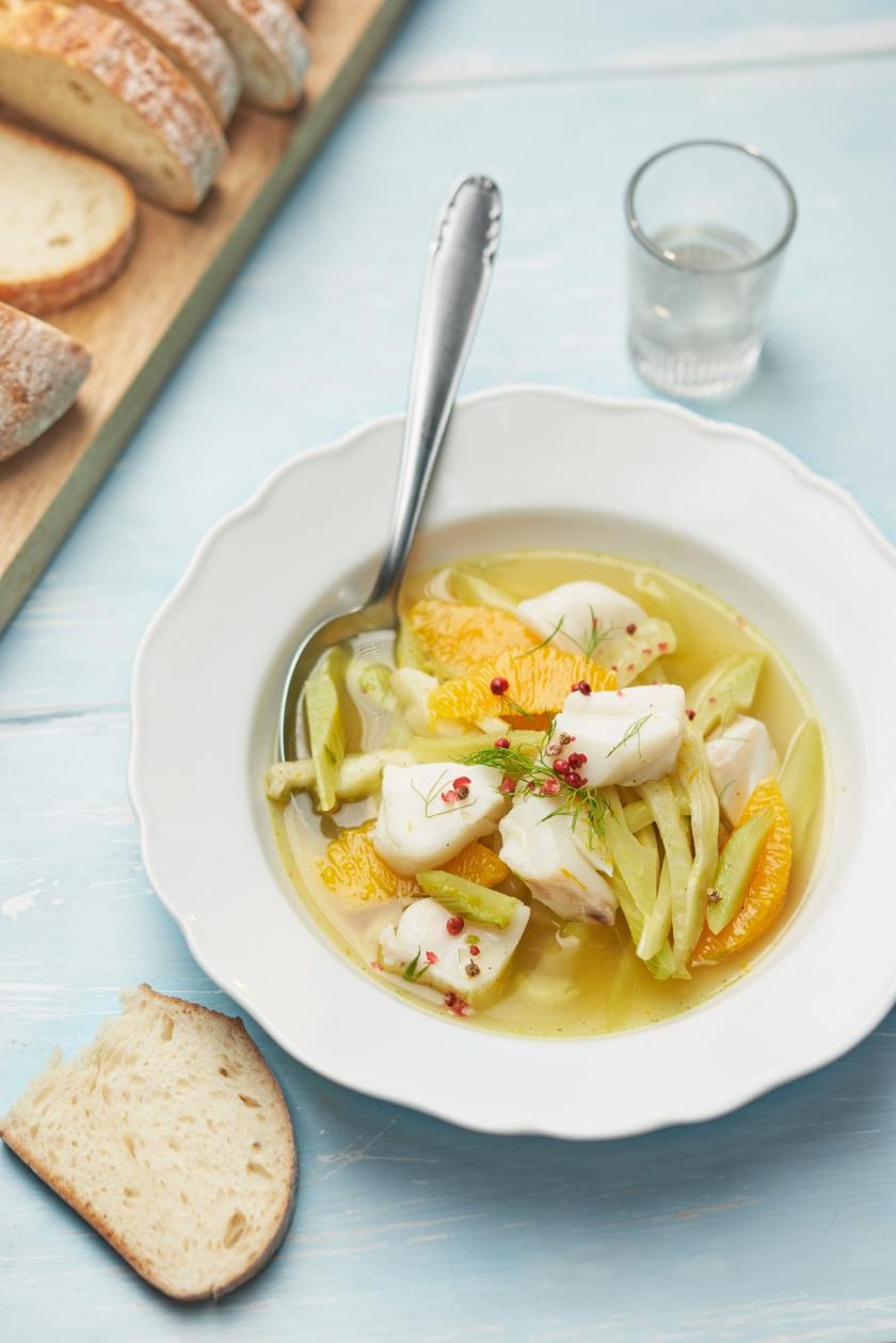 Ragout vom Kabeljau mit Fenchel und Orangen in einem Teller serviert.