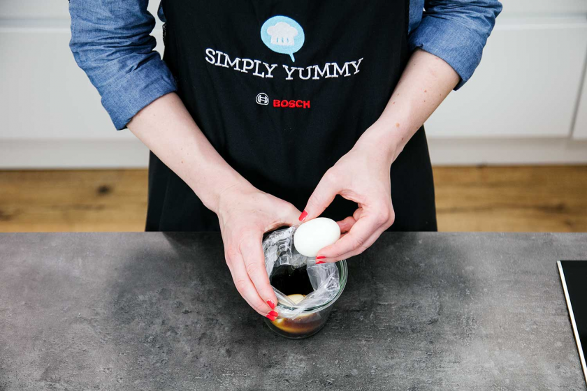 Für die Ramen wird das Ei in eine Plastiktüte mit Marinade gelegt.