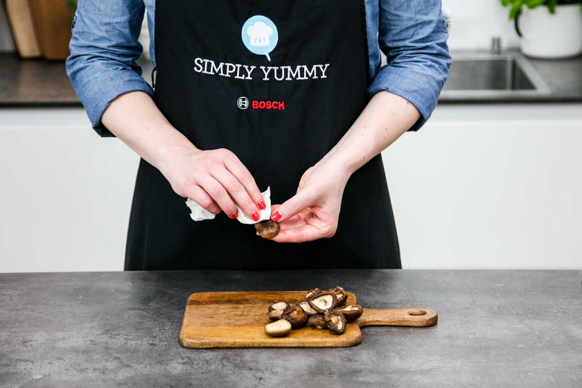 Shiitake-Pilze werden als Beilage für die Ramen geputzt.
