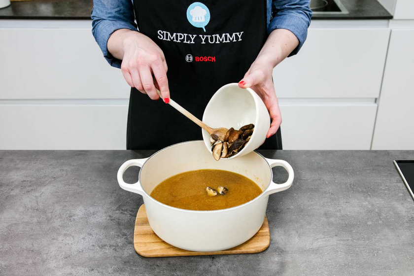 Zur Ramen werden Pilze und Co. in die Brühe gegeben.