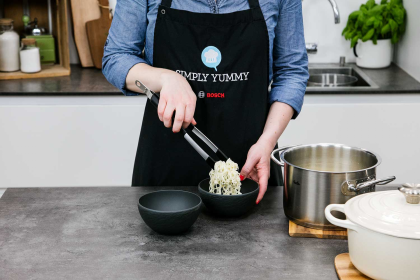 Ramen werden in eine Schüssel gefüllt.