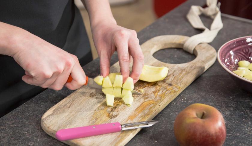 Äpfel werden für die Apfel-Zimt-Muffins in Würfel geschnitten.