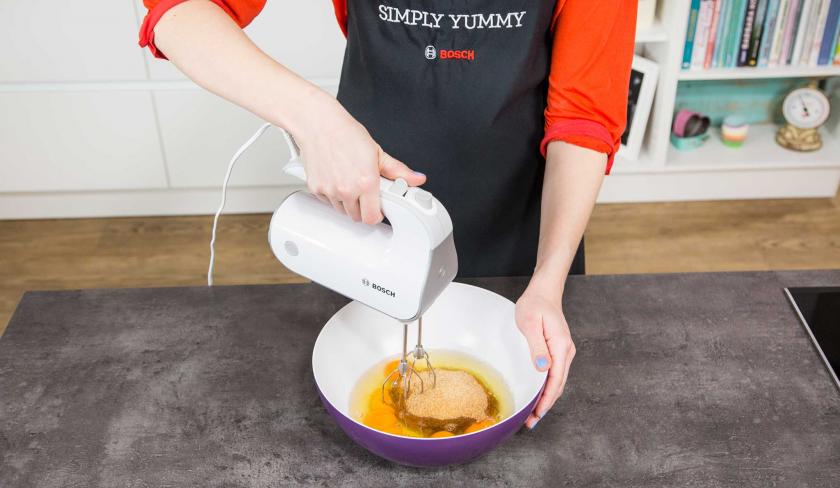 Eier werden in einer Schale schaumig geschlagen.