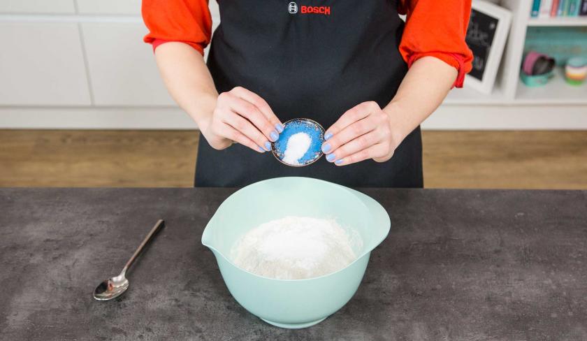 Salz wird zum Teig des Apfelkuchens mit Buttermilch gegeben.