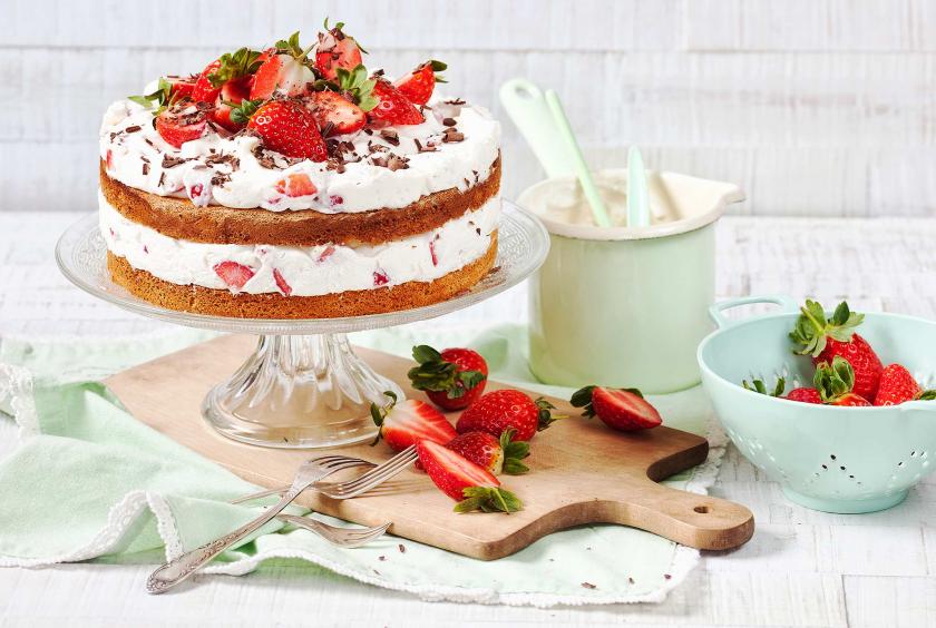 Erdbeer-Joghurt-Torte mit Biskuitboden | Simply Yummy