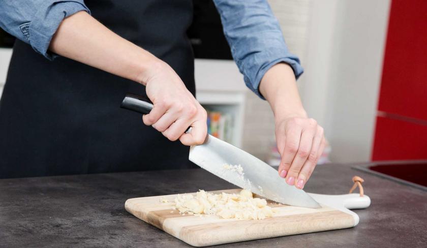 Nüsse für den Kirsch-Streuselkuchen werden gehackt.