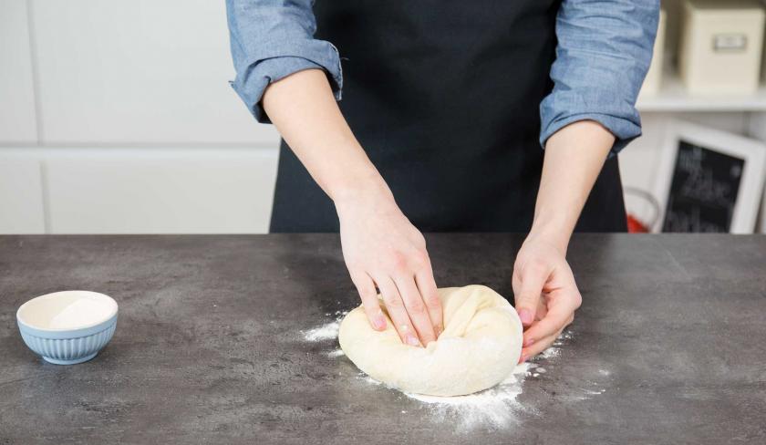 Der Teig für den Kirsch-Streuselkuchen wird geknetet.