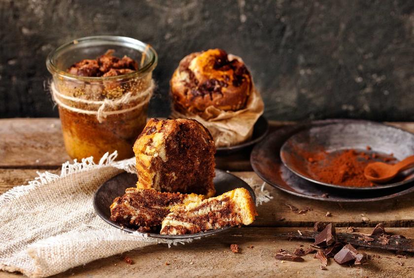 Marmorkuchen im Glas auf einem Teller.