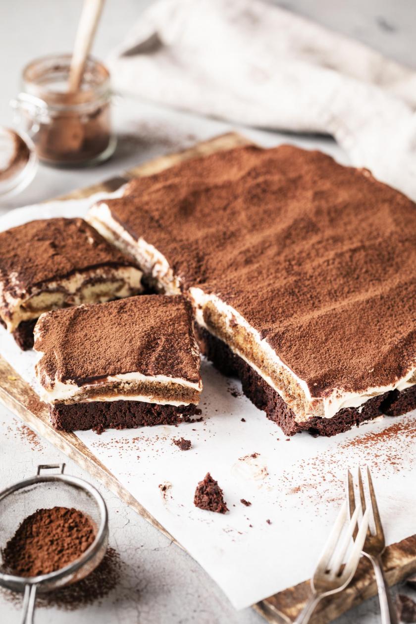 Tiramisu-Brownies angeschnitten auf einem Blech