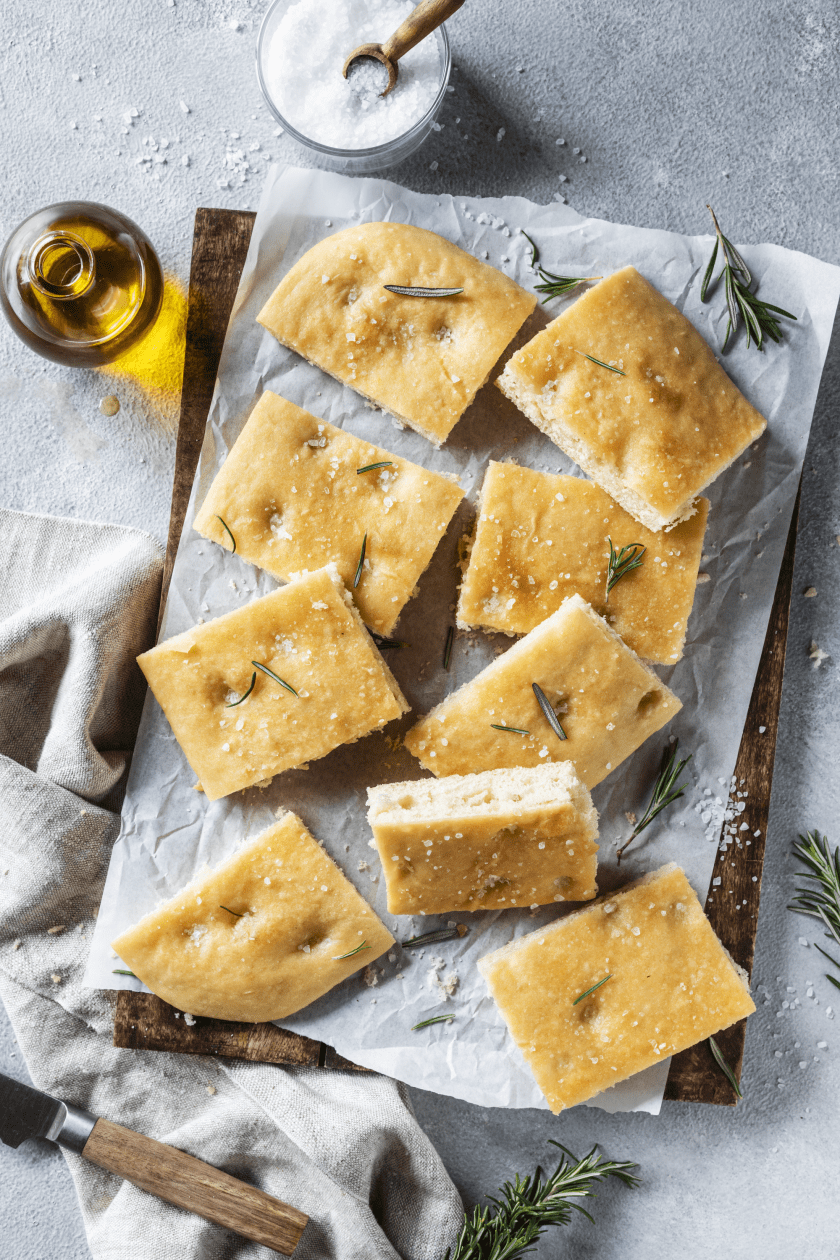 Focaccia angeschnitten auf einem Brett