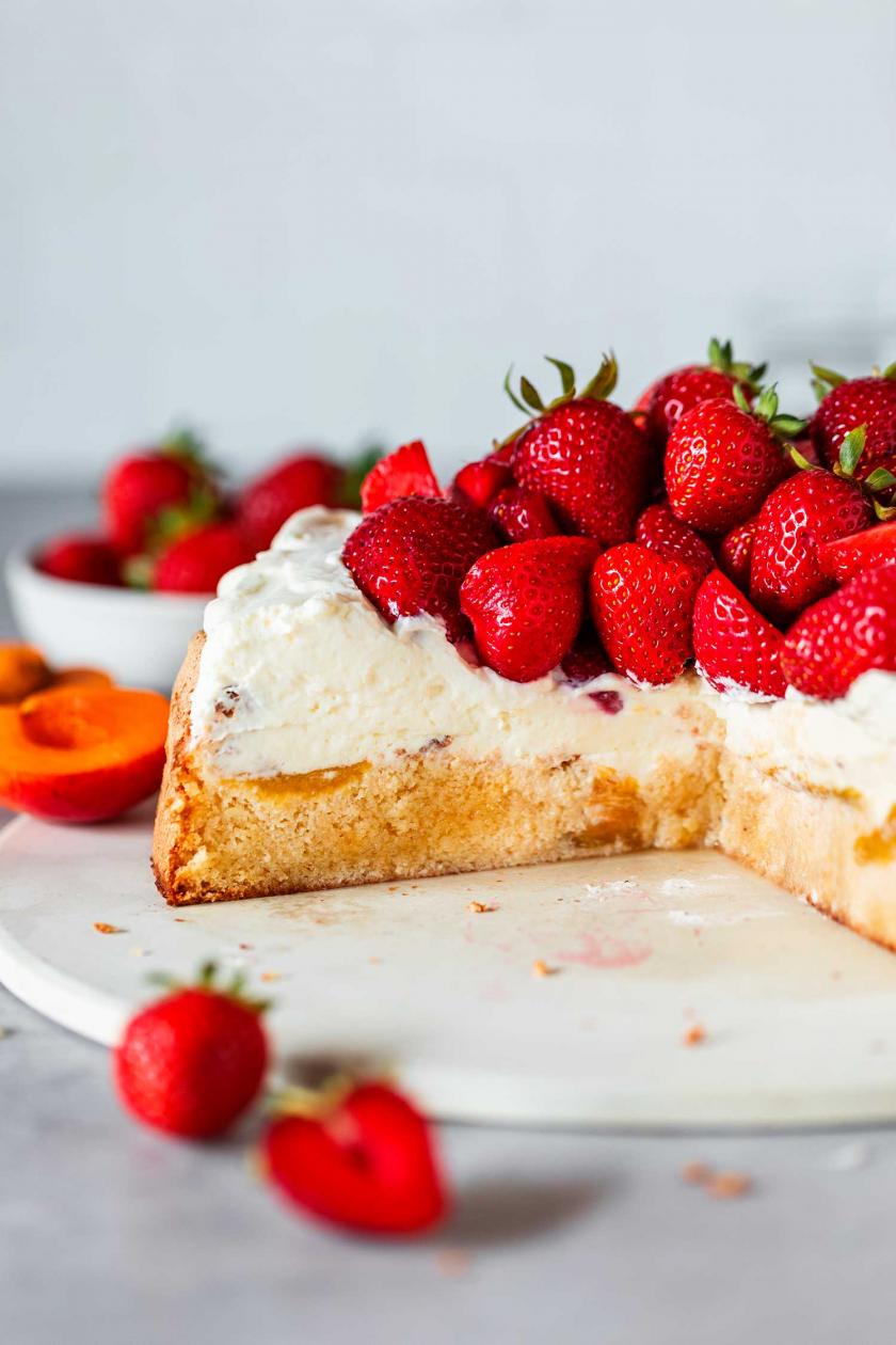 Saftige Erdbeer-Aprikosen-Torte ohne Mehl | Simply Yummy