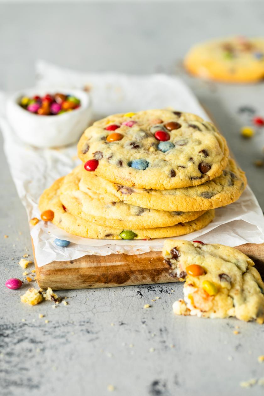 Cookies mit Schokolinsen und Frischkäsekern | Simply Yummy