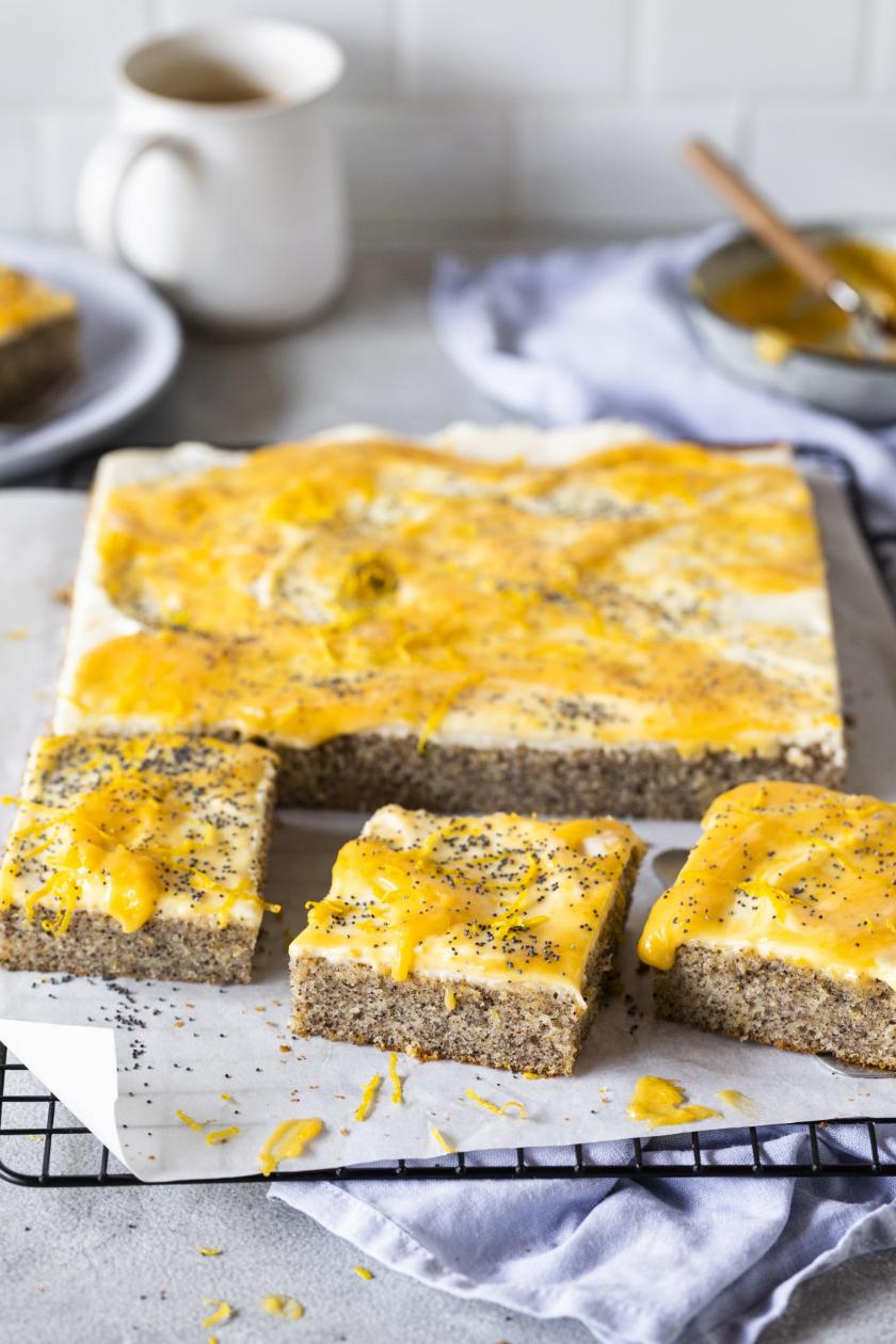 Saftiger Zitronen-Mohn-Kuchen vom Blech | Simply Yummy