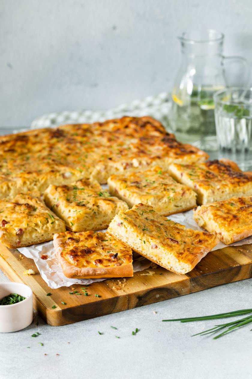 Zwiebelkuchen vom Blech angeschnitten auf einem Kuchengitter