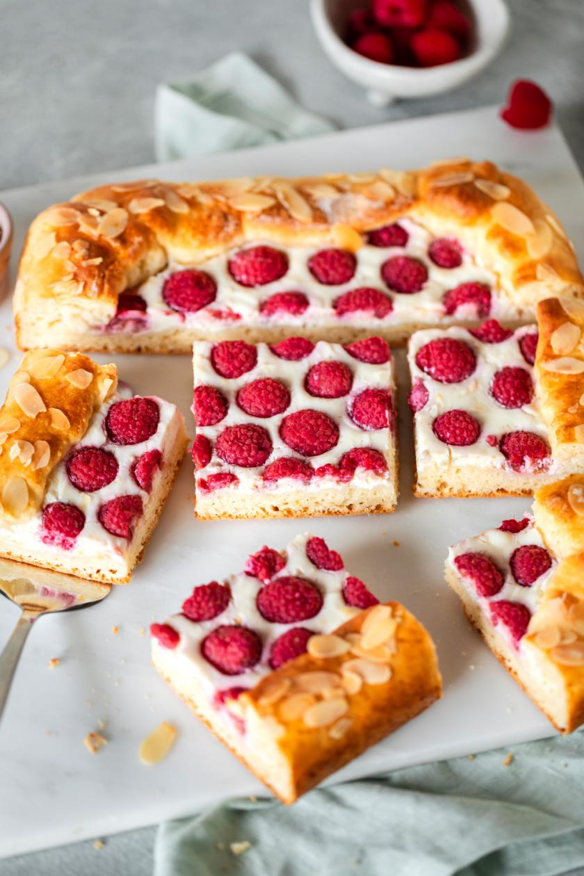 Schnelle Himbeertarte mit Ricotta angeschnitten auf einer Kuchenplatte