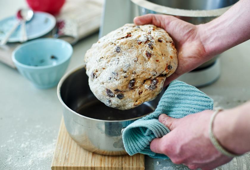 Teig des 5-Minuten-Dinkelbrots wird in einen Topf gegeben.