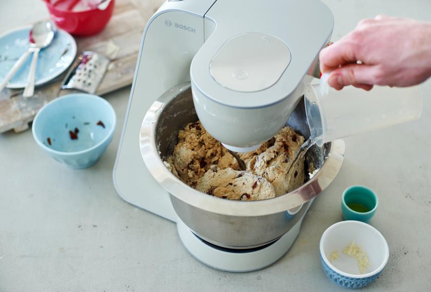 Der Teig für das 5-Minuten-Dinkelbrot wird in einer Küchenmaschine zubereitet.