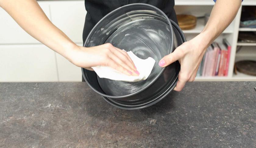 Für den Apfel-Walnuss-Kuchen wird eine Springform eingefettet.