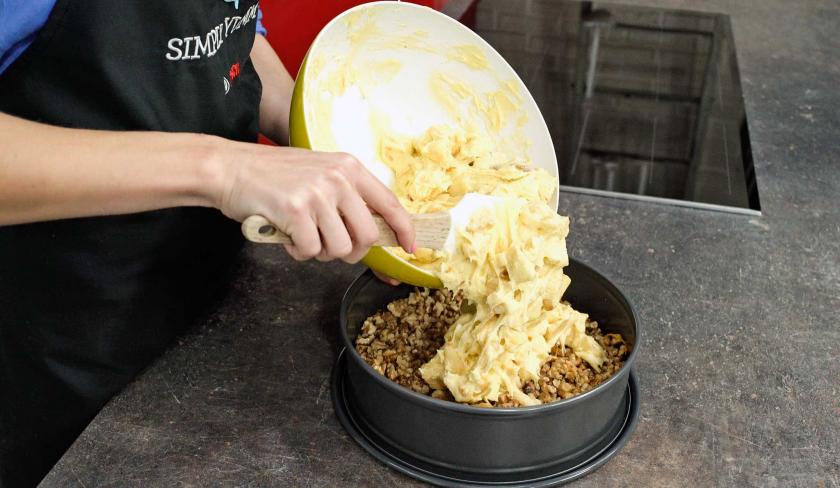 Für den Apfel-Walnuss-Kuchen wird der Teig in die Springform gegeben.