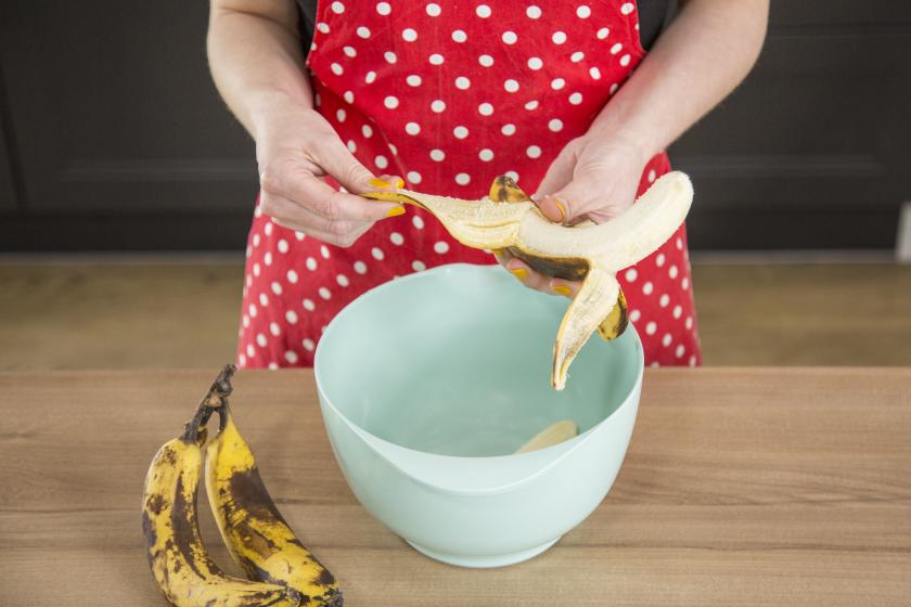 Bananen für den Bananenkuchen werden geschält.