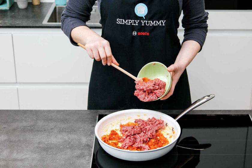 Für die Füllung der Arancini wird Hackfleisch in eine Pfanne gegeben.