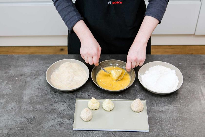 Arancini werden paniert.