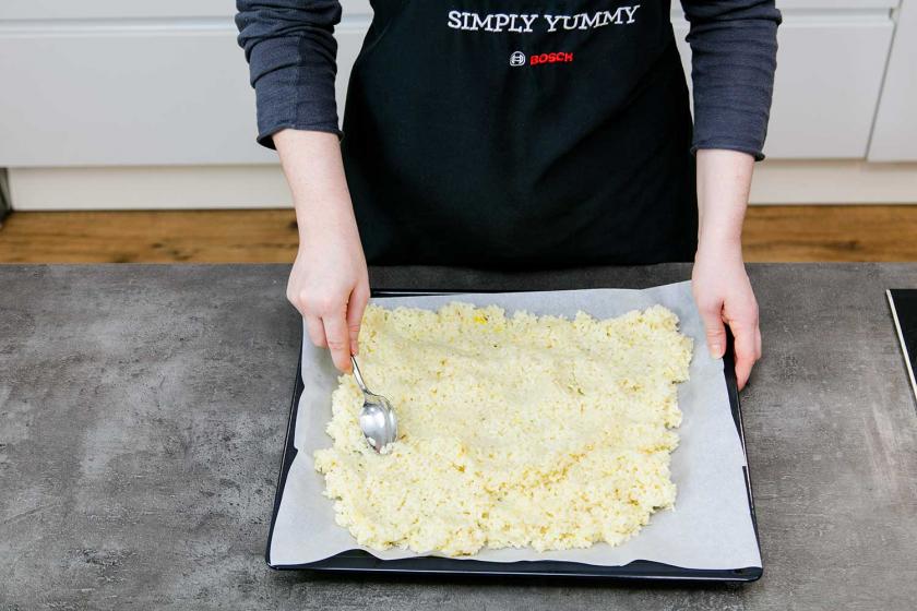 Der Arancini für die Arancini wird auf einem Backblech ausgestrichen.